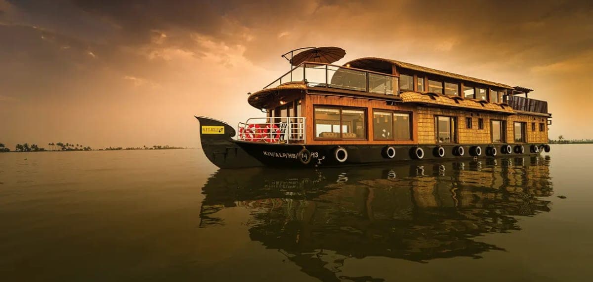 Luxury Houseboat Alleppey — What to Expect, When to Book & Who It's For