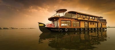 Luxury Houseboat Alleppey — What to Expect & When to Book