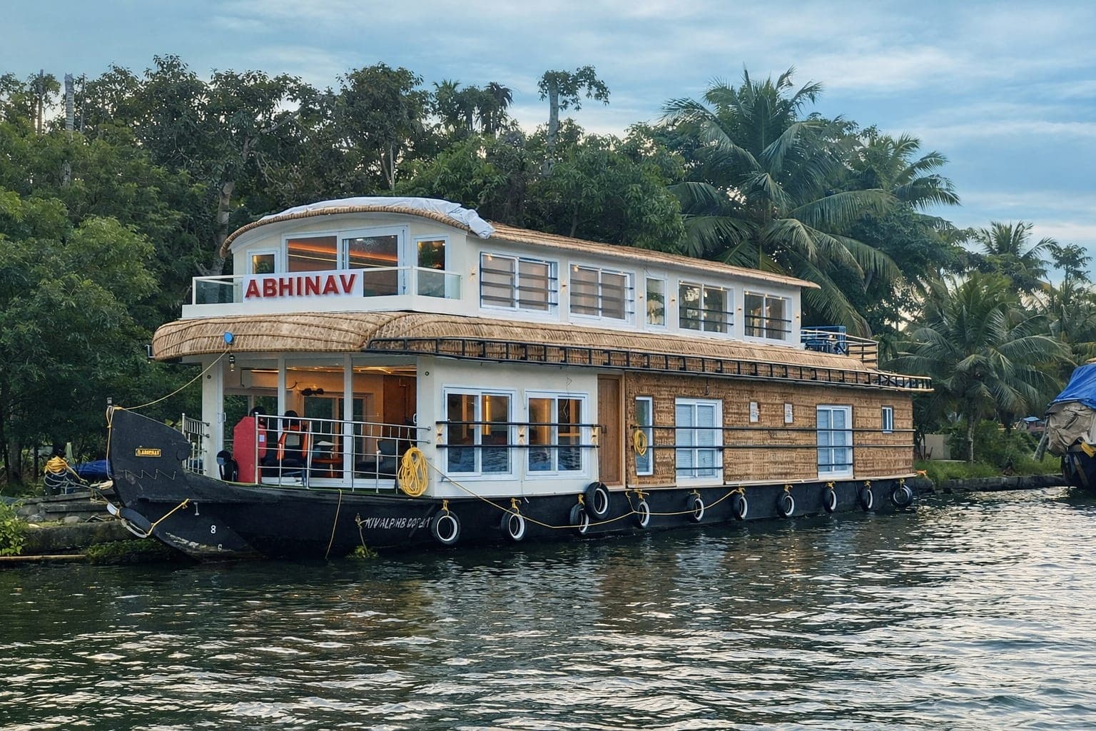 Abhinav Premium 3 Bedroom Houseboat Alleppey – Price, Photos & Direct Booking